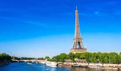 Photo sur Aluminium Tour Eiffel Site du patrimoine mondial Tour Eiffel sur les rives de la Seine à Paris Wide