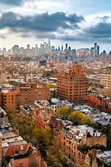 Obraz premium New York City skyline under storm clouds with Brooklyn in the foreground and Manhattan in the background.