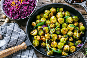 Frischer organischer Rosenkohl in einer Schüssel auf einem Holztisch