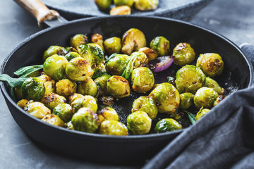Frischer organischer Rosenkohl in einer Schüssel auf einem Holztisch