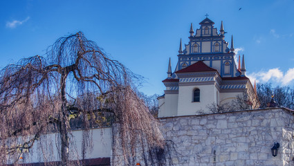 Turystyczne miasteczko Kazimierz Dolny, widok  na górkę z kościołem parafialnym w stylu renesansu © Jarek Witkowski