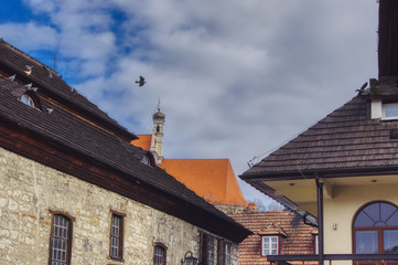 architektura Kazimierza Dolnego, tradycyjne dachy drewniane i dach z czerwonej dachówki na kościele © Jarek Witkowski
