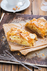 Frisch gebackener Apfelstrudel mit puderzucker auf einem backblech