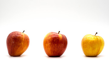 3 apples different colors lined up