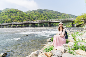 観光する女性　京都