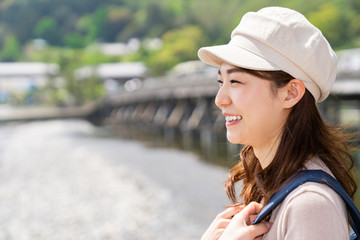 観光する女性　京都