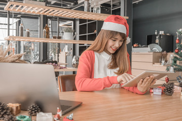 Merry christmas happy woman holding tablet for happy holidays in home, christmas concept