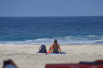 Mujer disfrutando de un dia de sol en la playa