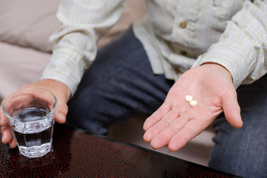 薬を飲む男性薬を飲む男性の手元　高齢者　シニア　イメージの手元　高齢者　シニア　イメージ