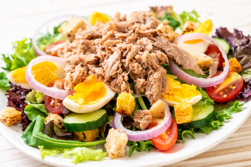 Tuna with vegetable salad and eggs