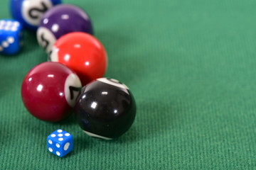 ビリヤードのボールとサイコロ
