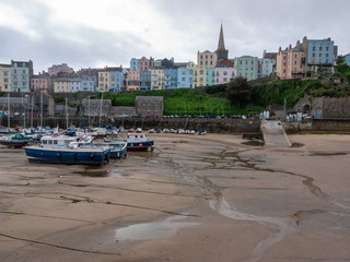 Naklejka premium Tenby Wales Beach harbour town outside overcast cloudy day