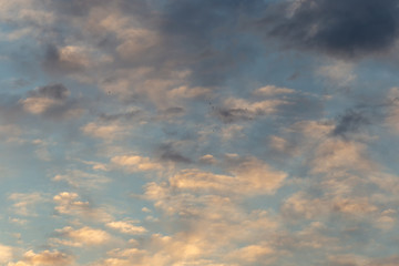 Obraz premium Evening sky with pink clouds, sunset and transition to regime time .