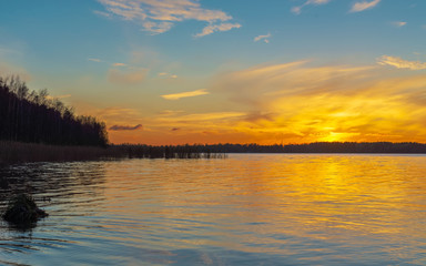 Fototapeta na wymiar autumn sunset over the lake