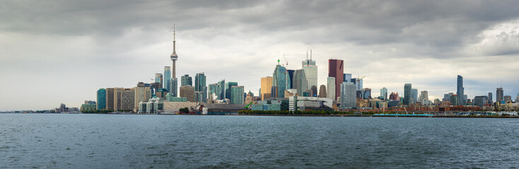 Fototapeta na wymiar Blick über den Ontario Lake auf die Skyline von Toronto