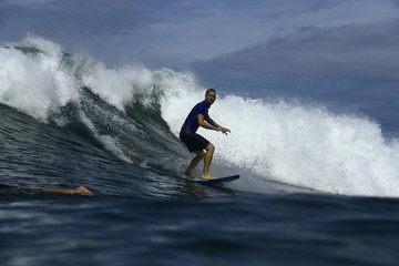 Surfen in El Tunco, El Salvador
