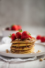 pancakes au beurre de cacahuète et fraises