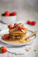 pancakes au beurre de cacahuète et fraises