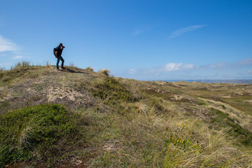 photographe en haut d'une dune