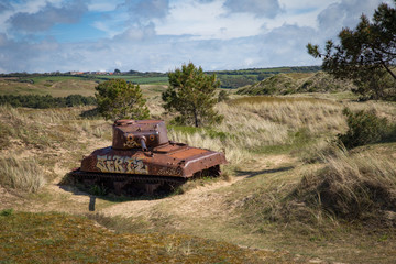 tank ou char rouillé abandonné dans les dunes après la guerre 1939 1945