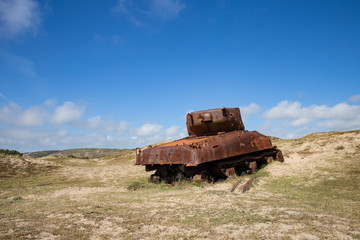 Tank rouill&eacute; abandonn&eacute; dans les dunes