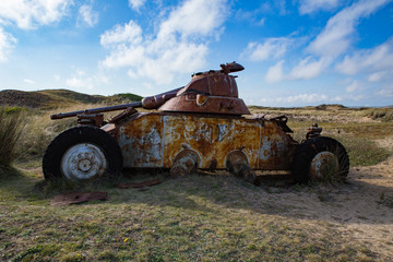 Obraz premium Tank rouillé abandonné dans les dunes