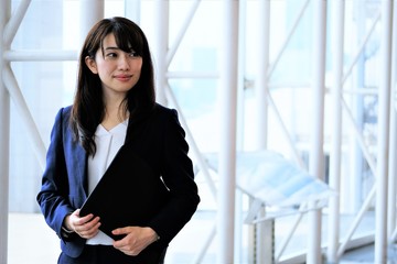 スーツを着た女性のポートレート