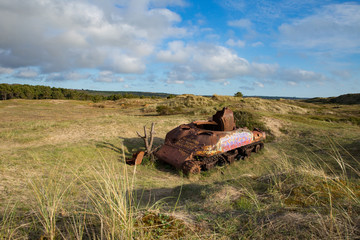 Tank rouillé abandonné dans les dunes