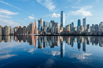 Naklejka premium Chongqing skyline i nowoczesne miejskie wieżowce z odbiciem wody, Chiny.