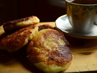 Cheesecakes on a wooden board, closeup. 