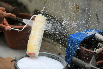 Cleaning paint roller after painted