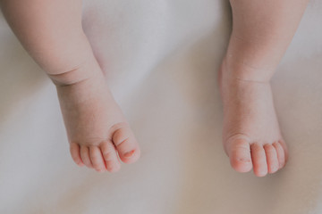 Photos closely at the foot of tiny baby