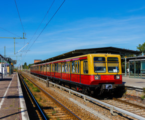 Berliner Ringbahn Stadtbahn Nahverkehr S-Bahn, Einfahrt Haltestelle Gleis, Umsteigen Bahnhof berlin s-Bahn Linie liniennetz linienverkehr Bahnhof Bahnsteig Station Sch&ouml;neweide DDR Design Baureihe 485