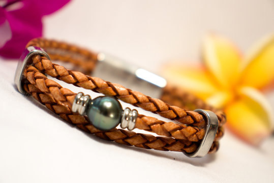 Bracelets en cuir avec fermoir aimant&eacute; en inox