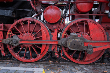 Fototapeta na wymiar Nahaufnahme von Rädern einer antiken Dampflokomotive