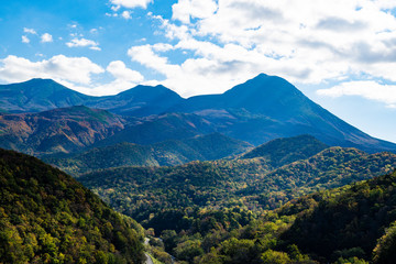 Fototapeta premium 秋の知床 朝の岩尾別から望む紅葉の知床連山（北海道・斜里町・岩尾別）