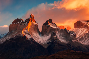 Dramatische dageraad in Torres del Paine, Chili