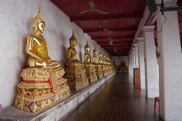 Buddhastatuen in buddhistischer Tempelanlage