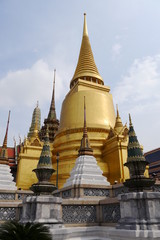 Fototapeta premium Goldener Chedi Wat Phra Kaeo Königstempel Bangkok