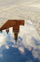 Fototapeta na wymiar Spasskaya tower and the Kremlin walls in the reflection of the phone 