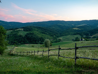 Fototapeta na wymiar Steccato delle colline emiliane con tramonto