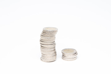 Torres de monedas sobre fondo blanco