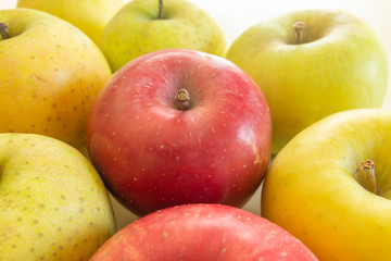 赤いりんごと黄色いりんご