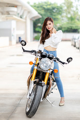 Obraz na płótnie Canvas Portrait of asian beautiful biker girl and motorcycle