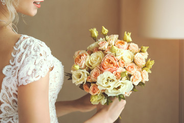 Naklejka premium Bridal bouquet. Wedding bouquet in the hands of the bride. Close-up interior studio shot against dark background
