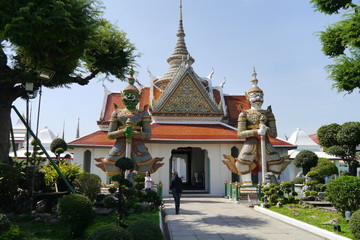 Naklejka premium Portal mit Yaksha-Wächtern Wat Arun Wihan Noi Bangkok