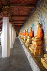 Buddhastatuen in buddhistischer Halle