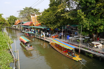 Fototapeta na wymiar Schwimmender Markt Khlong Lad Mayom Floating Market Bangkok