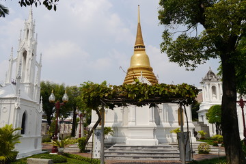 Fototapeta premium Goldener Chedi königliches Mausoleum Wat Ratchabophit Sathitmahasimaram Bangkok