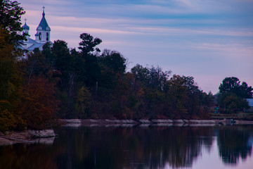 Obraz premium reflection of trees in water at sunset